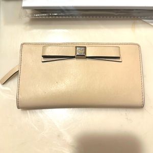 Kate spade button wallet- great condition